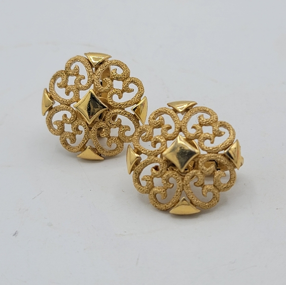 Avon Precious Pretenders Clip On Earrings Textured Filigree Scrollwork 70s Vtg - Picture 10 of 10